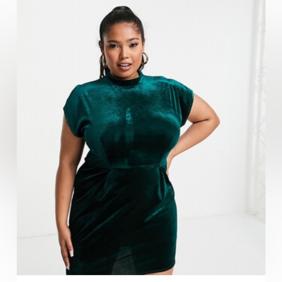 Closet London Plus velvet mini dress in emerald green - Picture 2 of 6